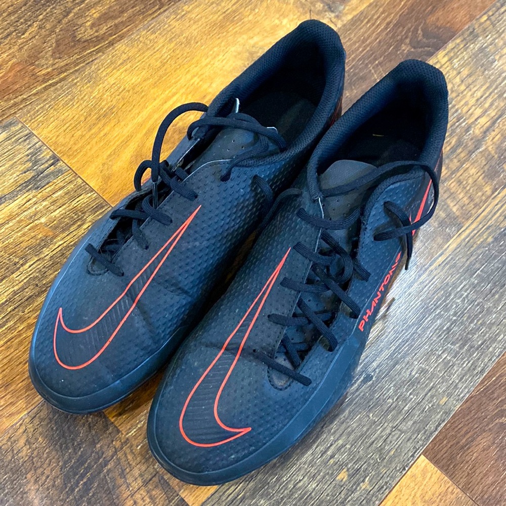 Nike phantom soccer cleats size 10